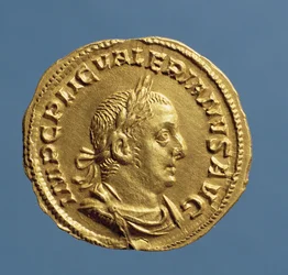 Aureo (dritto) di Valeriano I drappeggiato, corazzato, con una corona d